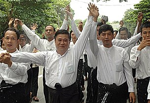 88_leaders_in_hands_305px.jpg 88_leaders_in_hands_305px.jpg