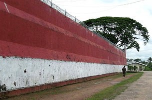 Insein_prison_wall_305px