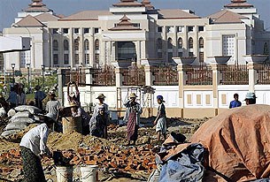 Naypyidaw_workers_305px Naypyidaw_workers_305px