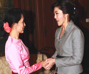 assk-yingluck-handshake-b305