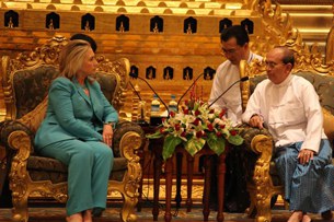 clinton-theinsein-first-meeting-305 clinton-theinsein-first-meeting-305