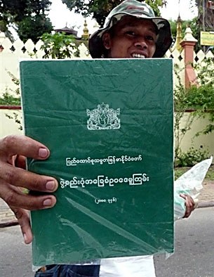 constitution_book_hawker_30.jpg