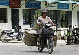cyclist_china_border_305px.jpg cyclist_china_border_305px.jpg