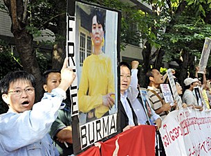 free_suu_kyi_tokyo_2_305px.jpg free_suu_kyi_tokyo_2_305px.jpg