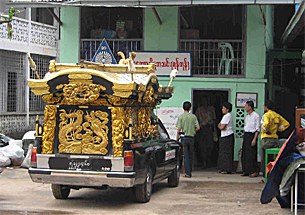 hearse_free_funeral_305px.jpg