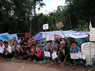 hmong_refugees_305px hmong_refugees_305px