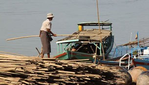 irrawaddy-boatman irrawaddy-boatman