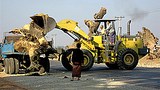 machine_workers_305px.jpg