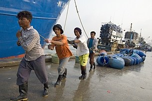 migrant_labor_fishing_boat_305px.jpg migrant_labor_fishing_boat_305px.jpg