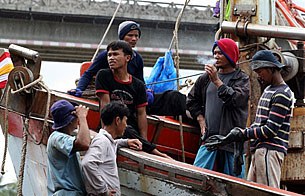 migrant_thai_ship_305px.jpg migrant_thai_ship_305px.jpg