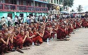 monks_praying_305px.jpg monks_praying_305px.jpg