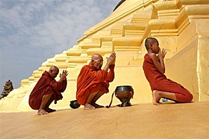 monks_praying_pagoda_305px.jpg monks_praying_pagoda_305px.jpg