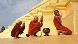 monks_praying_pagoda_305px.jpg