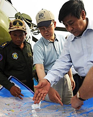 nargis_ban_ki-moon_trip_305.jpg