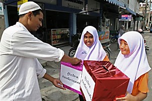 nargis_donation_thai_305px.jpg nargis_donation_thai_305px.jpg