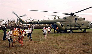 nargis_helicopter_unload305.jpg nargis_helicopter_unload305.jpg