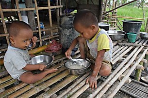 nargis_kids_eating_305px.jpg