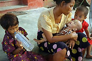 nargis_victim_family_305px.jpg nargis_victim_family_305px.jpg