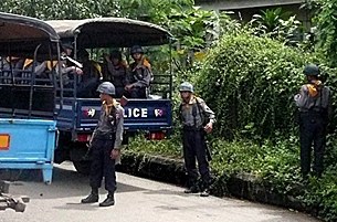 police_guards_305px.jpg police_guards_305px.jpg