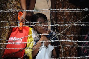 prisoner_family_waiting_305_z.jpg
