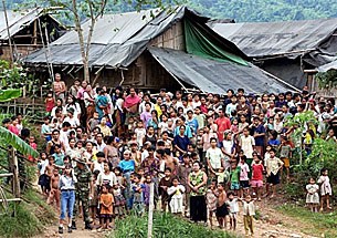 refugee_group_305px.jpg refugee_group_305px.jpg