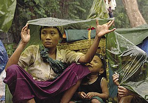 refugees_in_rain_305_z.jpg refugees_in_rain_305_z.jpg