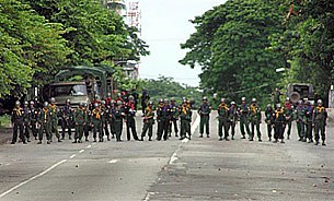 soldiers_roadblock_305px.jpg soldiers_roadblock_305px.jpg