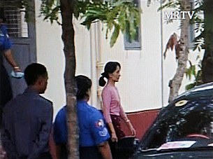 suu_kyi_court_going_305_z.jpg
