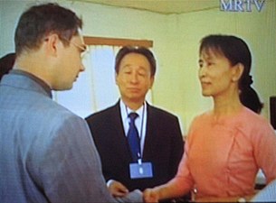 suu_kyi_diplomats_305px.jpg