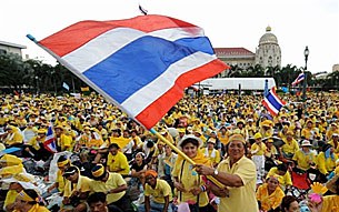 thai_protesters_flag_305px.jpg thai_protesters_flag_305px.jpg