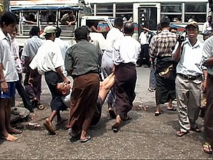 thugs_drag_protesters_305px.jpg thugs_drag_protesters_305px.jpg