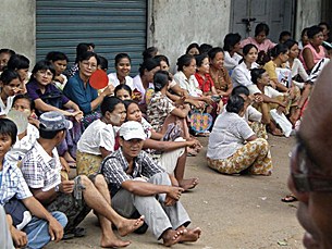 trial_crowd_305px.jpg