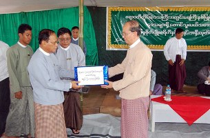 u-thein-sein-flood-victims-donation-b305 u-thein-sein-flood-victims-donation-b305