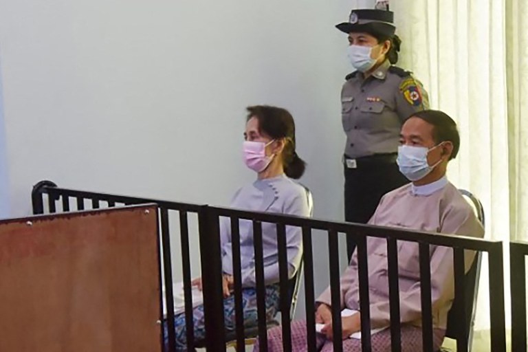 စစ်ကောင်စီကထုတ်ပြန်သည့် ဒေါ်အောင်ဆန်းစုကြည်နှင့် သမ္မတဦးဝင်းမြင့်တို့၏ တရားခွင်ဓာတ်ပုံမှတ်တမ်း။ (Photo - Myanmar Military)