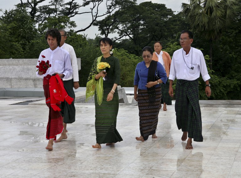 ဒေါ်အောင်ဆန်းစုကြည်နှင့် ကင်မ်အဲရစ်တို့ ၂၀၁၁ ခုနှစ် ဇူလိုင် ၁၂ ရက်နေ့က ရန်ကုန်မြို့ အာဇာနည်ဗိမာန်မှာ ဒေါ်အောင်ဆန်းစုကြည်ရဲ့ဖခင် ဗိုလ်ချုပ်အောင်ဆန်းကို သွားရောက် ဂါရဝပြုစဉ်။ (Photo : Reuters)