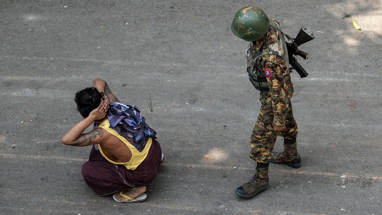 ၂၀၂၁ ခုနှစ် မတ်လ ၃ ရက်နေ့က မန္တလေးမြို့တွင်  စစ်တပ်အာဏာသိမ်းမှုကို ဆန့်ကျင်ဆန္ဒပြတာကြောင့် ပြည်သူတစ်ဦးအား စစ်ကောင်စီတပ်သားမှ ဖမ်းဆီးထားစဉ်။  ( Photo : AFP )