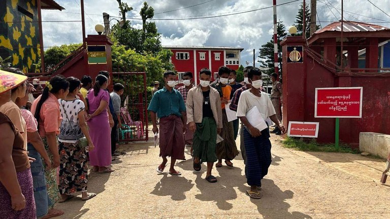 လားရှိုးအကျဉ်းထောင်မှ ပြန်လည်လွတ်မြောက်လာသူများအား ၂၀၂၃ ခုနှစ်၊ ဩဂုတ်လ ၁ ရက်နေ့က တွေ့ရစဉ်။ (Photo : RFA)