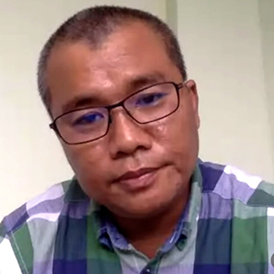 စီးပွားရေး လေ့လာသုံးသပ်သူ အမျိုးသားလွှတ်တော်ကိုယ်စားလှယ် ဦးသန်းစိုး (ဘောဂဗေဒ)ကို တွေ့ရစဉ်