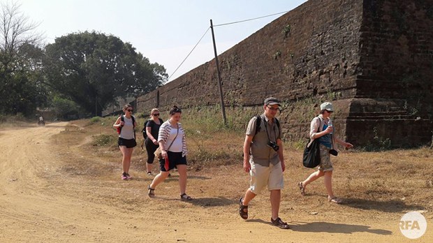 tourists-rakhine-622