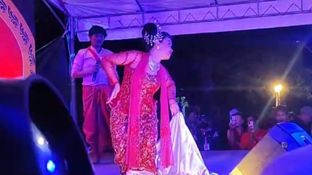 အာဏာရှင်စနစ် တိုက်ဖျက်ရေးမှာ ပါဝင်နေတဲ့ အငြိမ့်မင်းသမီး အာဏာရှင်စနစ် တိုက်ဖျက်ရေးမှာ ပါဝင်နေတဲ့ အငြိမ့်မင်းသမီး