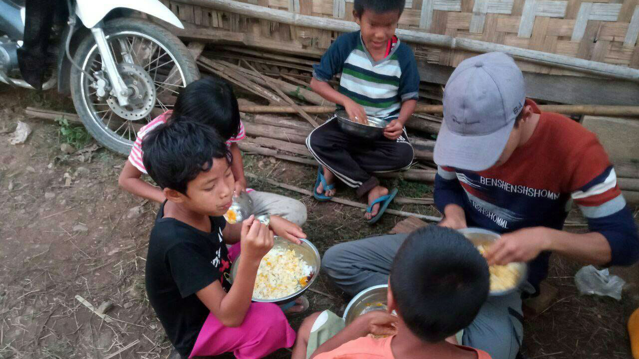 လက်နက်ကြီးပစ်ခတ်မှုကြောင့် ရွာလုံးကျွတ်ထွက်ပြေးနေရသည့် မကွေးတိုင်း၊ ဆောမြို့နယ်၊ ယောမြို့ရွာမှ ဒေသခံ ကလေးတချို့အား ၂၀၂၃ ခုနှစ်၊ ဒီဇင်ဘာလ ၂၂ ရက်နေ့က တွေ့ရစဉ်။ (Photo: RFA)