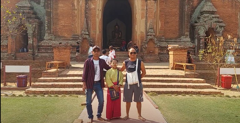 ပုဂံဒေသသို့ လာရောက်လည်ပတ်သည့် ခရီးသွားဧည့်သည်များနှင့်အတူ ဧည့်လမ်းညွှန် ထက်ကြီးအား ၂၀၂၃ ခုနှစ်၊ မတ်လ ၆ ရက်နေ့က တွေ့ရစဉ်။ (Photo: RFA)