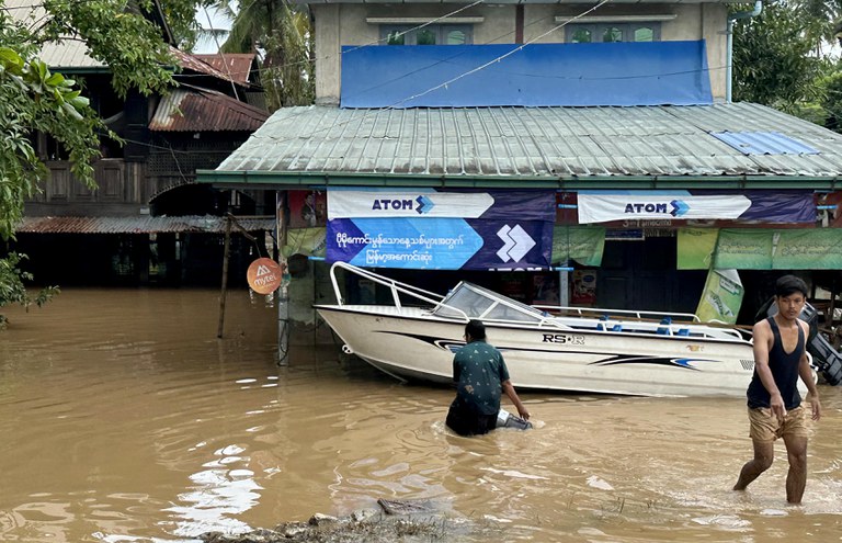 ပဲခူးတိုင်း၊ တောင်ငူမြို့နယ်မှ ရေဘေးဒုက္ခသည်များအား ၂၀၂၄ ခုနှစ်၊ စက်တင်ဘာလ ၁၉ ရက်နေ့က တွေ့ရစဉ်။ (RFA Photo)