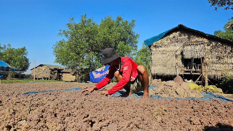 ဘိုကလေးမြို့နယ် ရေကျော်ကြီးကျေးရွာမှ မျှင်ငါးပိလုပ်ကိုင်သူတစ်ဦးအား ၂၀၂၄ ခုနှစ်၊ ဇန်နဝါရီလ ၁၀ ရက်နေ့က တွေ့ရစဉ်။ (Photo: RFA)