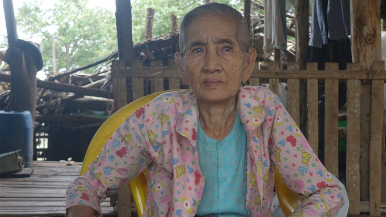 ဧရာဝတီတိုင်း ဘိုကလေးမြို့နယ် ခါးပြတ်ရွာမှ မသန်စွမ်း ကိုအေးချမ်း၏ မိခင်ဖြစ်သူ ဒေါ်စိန်တင်အား ၂၀၂၃ ခုနှစ် ဇူလိုင်လ ၂၇ ရက်နေ့က တွေ့ရစဉ်။ (Photo: RFA)