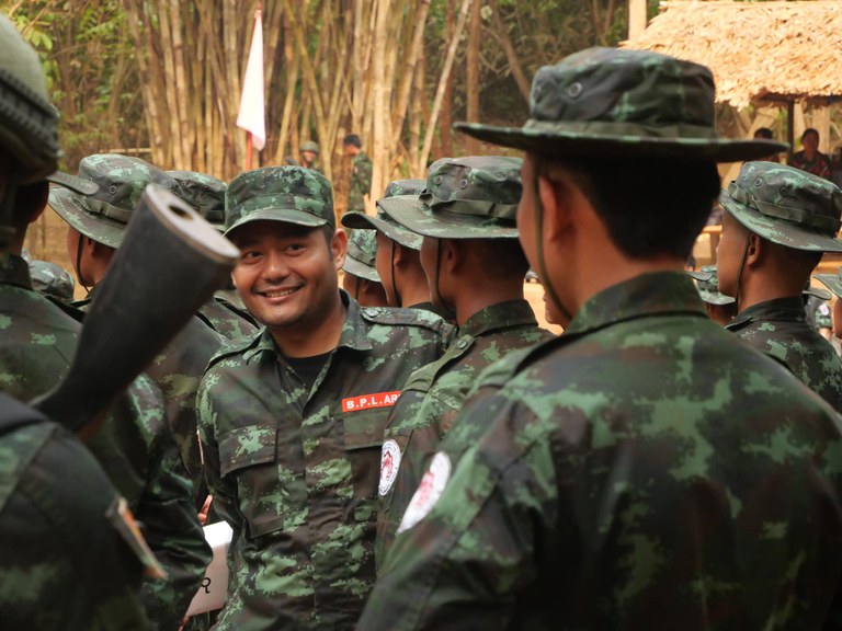 ဗမာပြည်သူ့လွတ်မြောက်ရေးတပ်တော်(BPLA)၏ အပတ်စဥ်(၆)သင်တန်းဆင်းပွဲအား ၂၀၂၄ ခုနှစ် ဧပြီလ ၁၀ ရက်နေ့တွင် အမှတ် ၁၀၇ စစ်ဒေသ၌ ကျင်းပပြုလုပ်ခဲ့စဉ်။ (ဓာတ်ပုံ - အောင်ခန့်)
