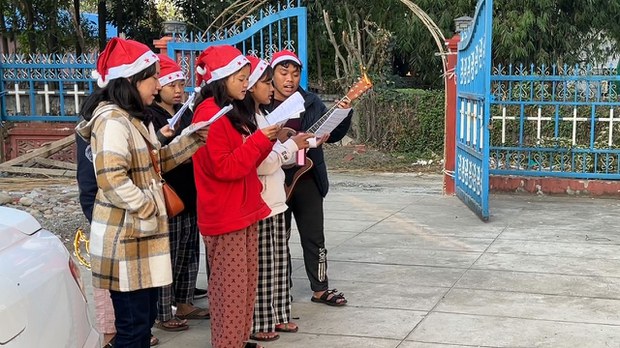 ခရစ္စမတ် အငွေ့အသက် ပျောက်ဆုံးလာတဲ့ Carol Singing