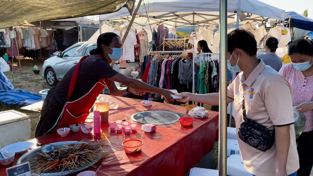 အစိုးရဝန်ထမ်းဘဝကနေ စျေးရောင်းရပ်တည်နေတဲ့ CDM ဇနီးမောင်နှံ အစိုးရဝန်ထမ်းဘဝကနေ စျေးရောင်းရပ်တည်နေတဲ့ CDM ဇနီးမောင်နှံ