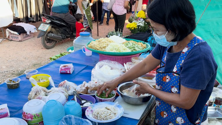 ထိုင်းနိုင်ငံ မဲဆောက်မြို့တစ်နေရာတွင် ဈေးရောင်းနေသည့် CDM လယ်ယာစိုက်ပျိုးရေးဝန်ထမ်း မအေးသန်း(အမည်လွှဲ)အား တွေ့ရစဉ်။ (Photo: RFA)