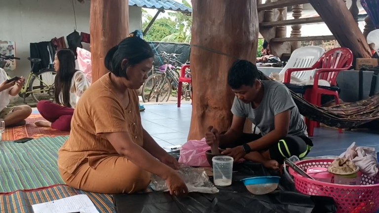 ထိုင်းနိုင်ငံ မဲဆောက်မြို့တွင် CDM အမျိုးသမီးဝန်ထမ်းများ စုပေါင်းတည်ထောင်ထားသည့် သဘာဝဆေးဆိုးပန်းရိုက် လုပ်ငန်းခွင်အား တွေ့ရစဉ်။ (Photo: RFA)